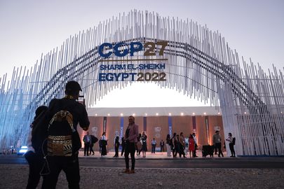 2022年11月6日，在埃及沙姆沙伊赫，UNFCCC COP 27气候大会第一天，与会者在正门外互相拍照。